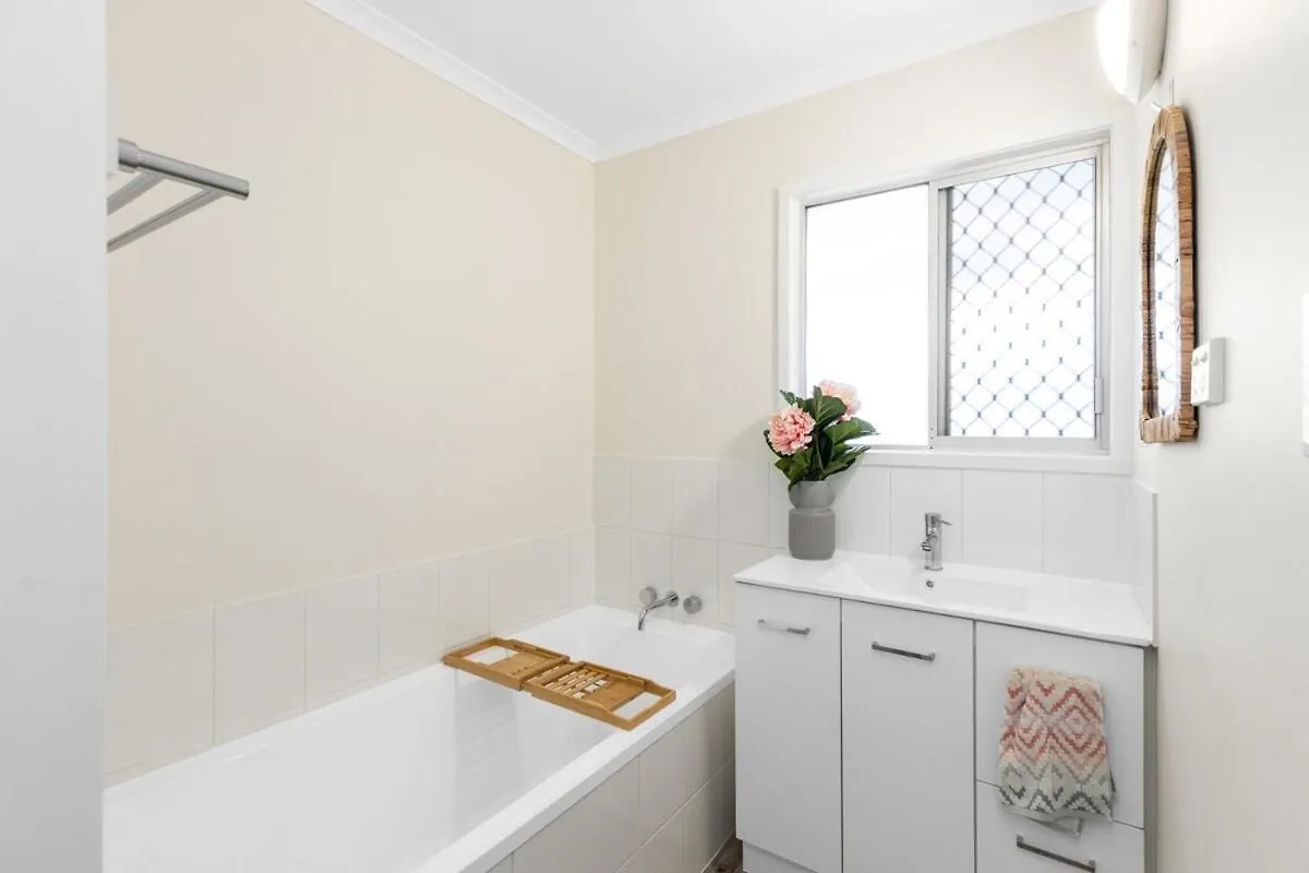 Spacious Coastal Retreat Sleeps 10 5Mins Beach Maroochydore Holiday home