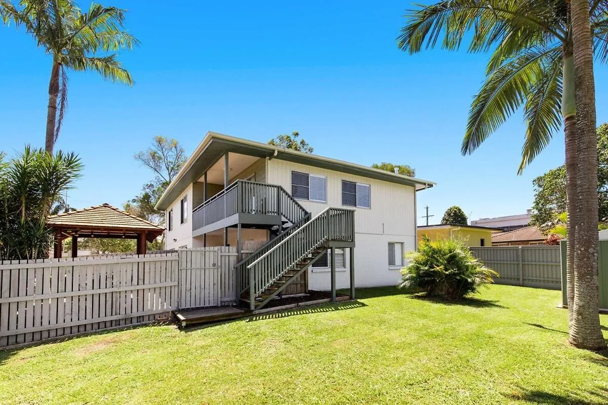 Spacious Coastal Retreat Sleeps 10 5Mins Beach Maroochydore 0*,  Australia
