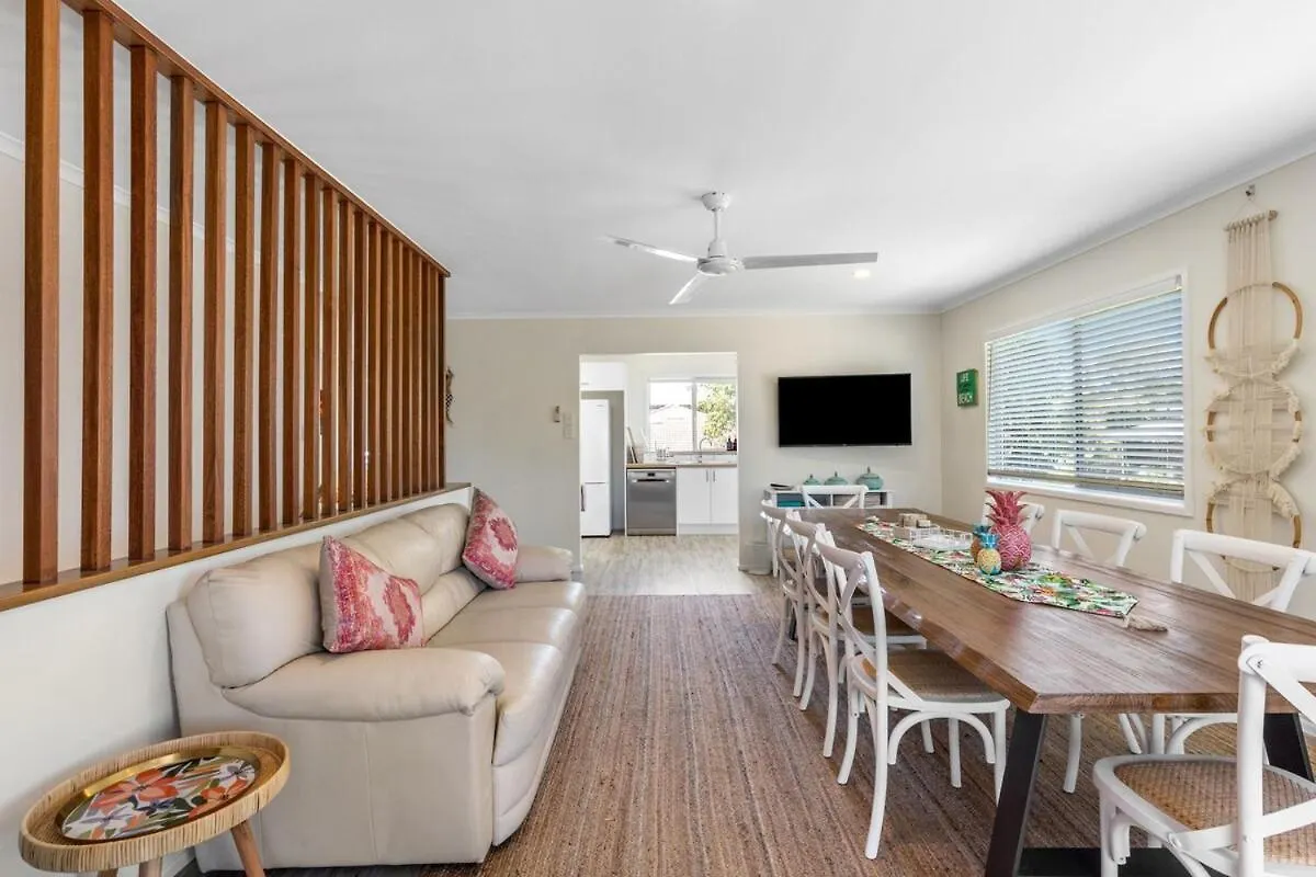 Spacious Coastal Retreat Sleeps 10 5Mins Beach Maroochydore