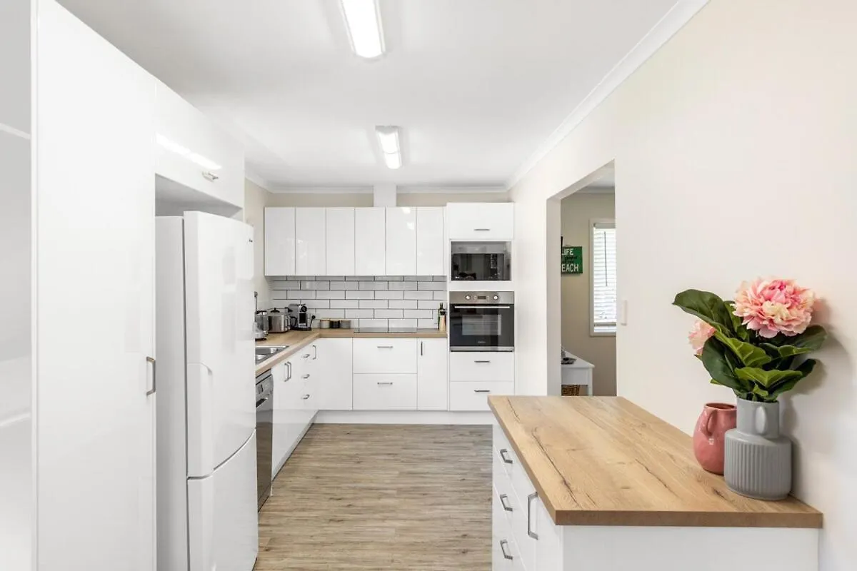 Holiday home Spacious Coastal Retreat Sleeps 10 5Mins Beach Maroochydore
