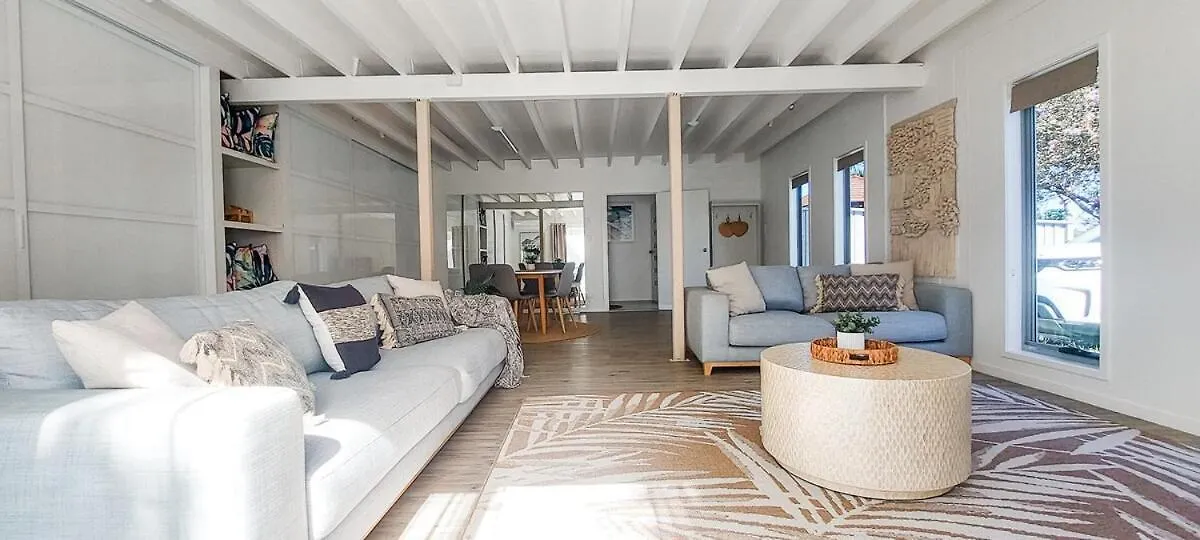 Spacious Coastal Retreat Sleeps 10 5Mins Beach Maroochydore Holiday home