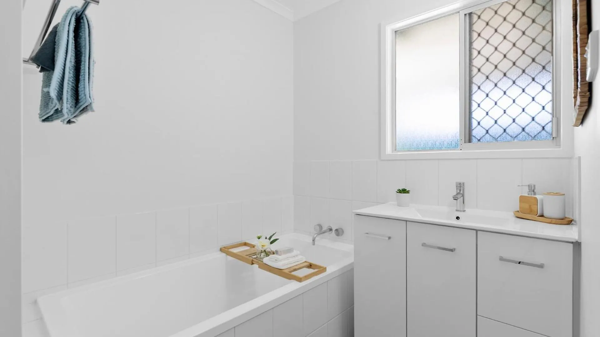 Spacious Coastal Retreat Sleeps 10 Pacman Fireplace 5Mins Beach Maroochydore 0*,  Austrálie
