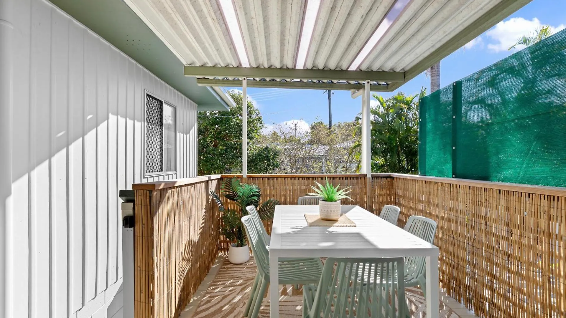 Spacious Coastal Retreat Sleeps 10 Pacman Fireplace 5Mins Beach Maroochydore 0*,  Australia