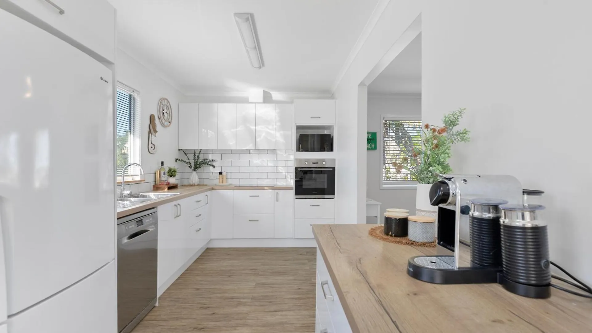 Spacious Coastal Retreat Sleeps 10 Pacman Fireplace 5Mins Beach Maroochydore Vakantiehuis